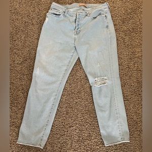 Women’s light wash boyfriend jeans